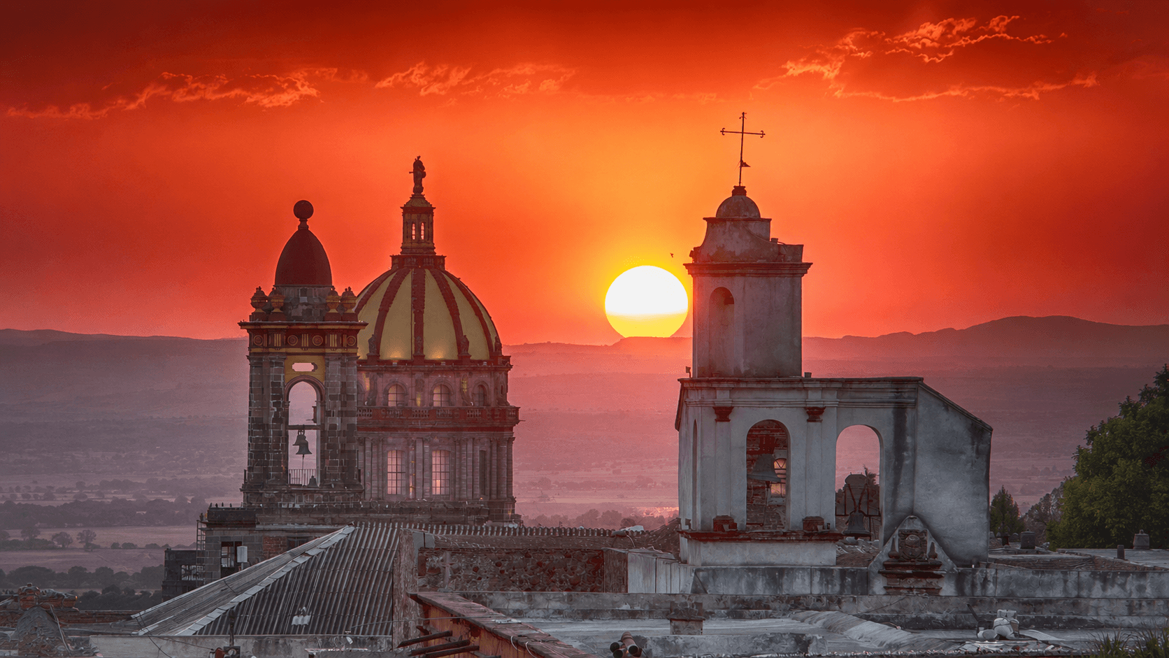 Las torres de San Miguel de Allende al amanecer, entre la niebla