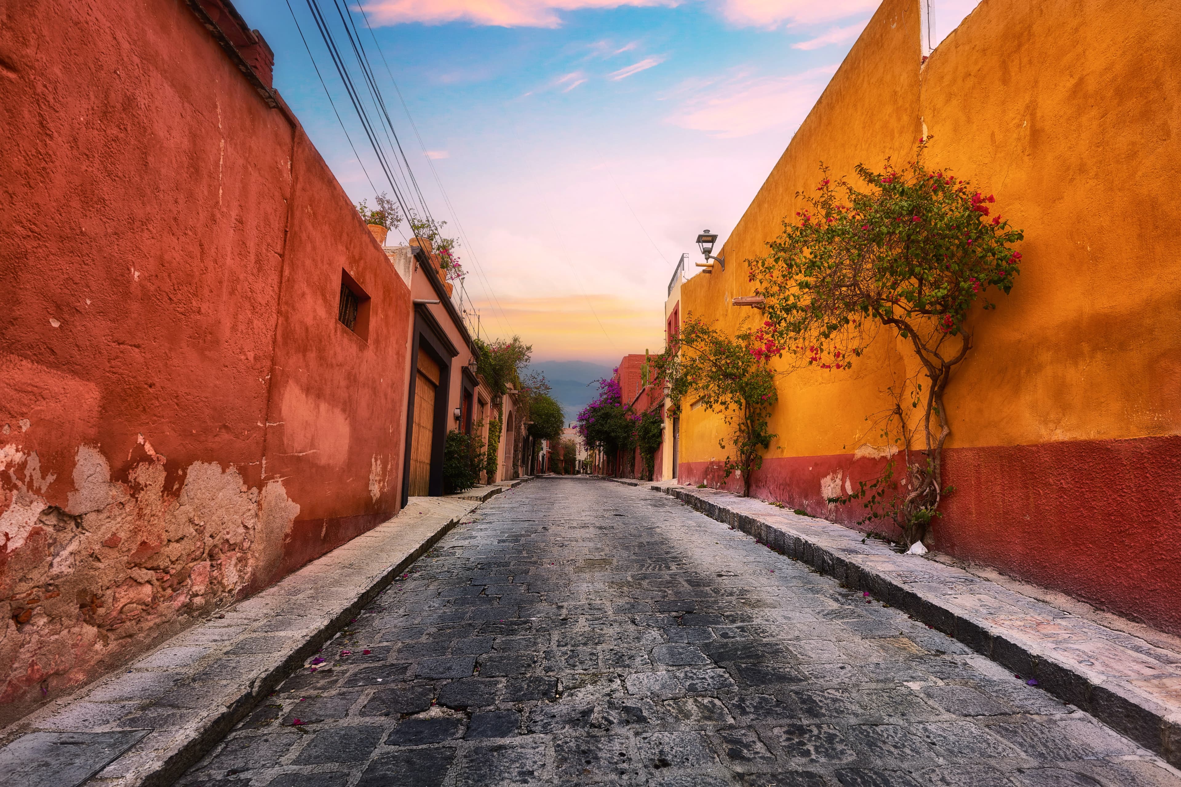 Una calle empedrada de San Miguel de Allende al atardecer